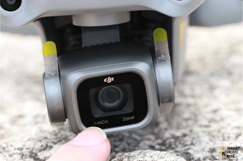 Der CMOS Bildsensor der DJI Air 2S Drohne in der Nahaufnahme.